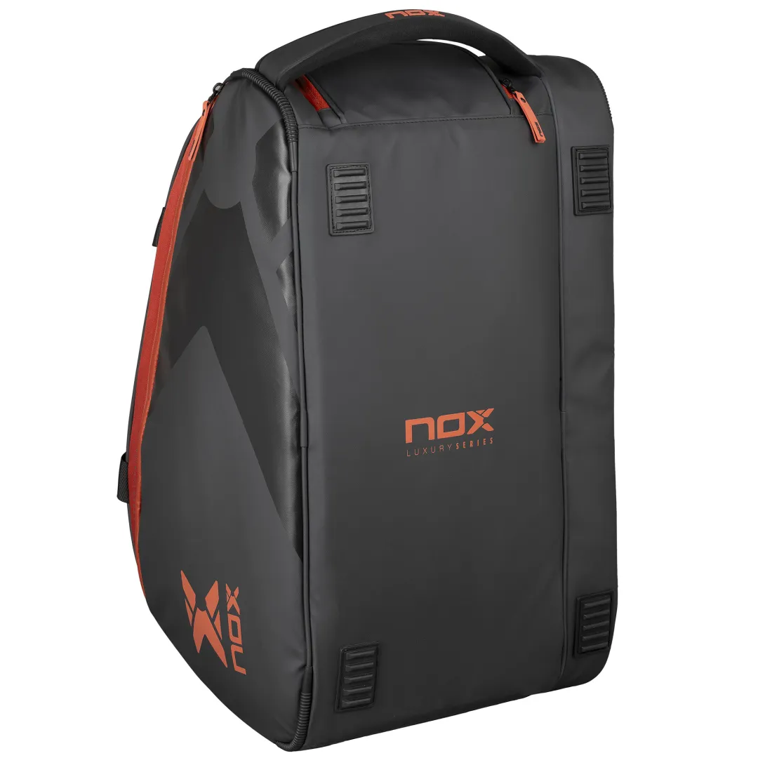 Sac de Padel NOX Luxury Open Series Noir/Rouge - Organisation et Protection Optimale pour votre Équipement